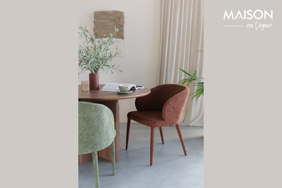 Una mesa marrón para momentos compartidos.