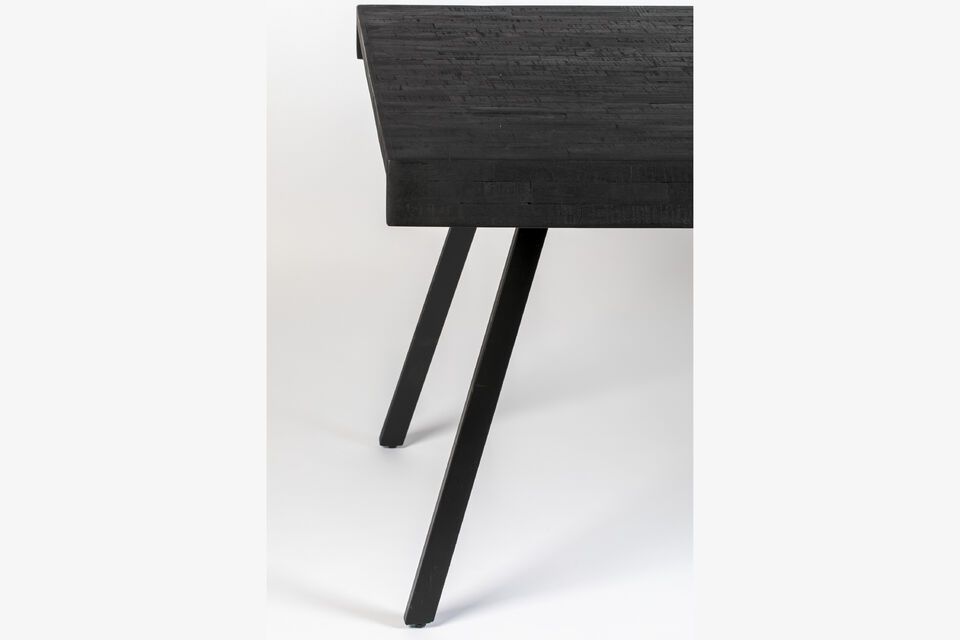 El diseño sobrio pero sofisticado de la mesa Suri la convierte en la opción ideal para quienes