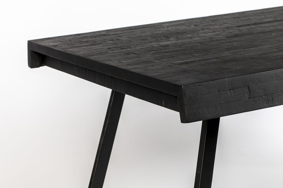 Su color negro aporta un toque de modernidad y refinamiento