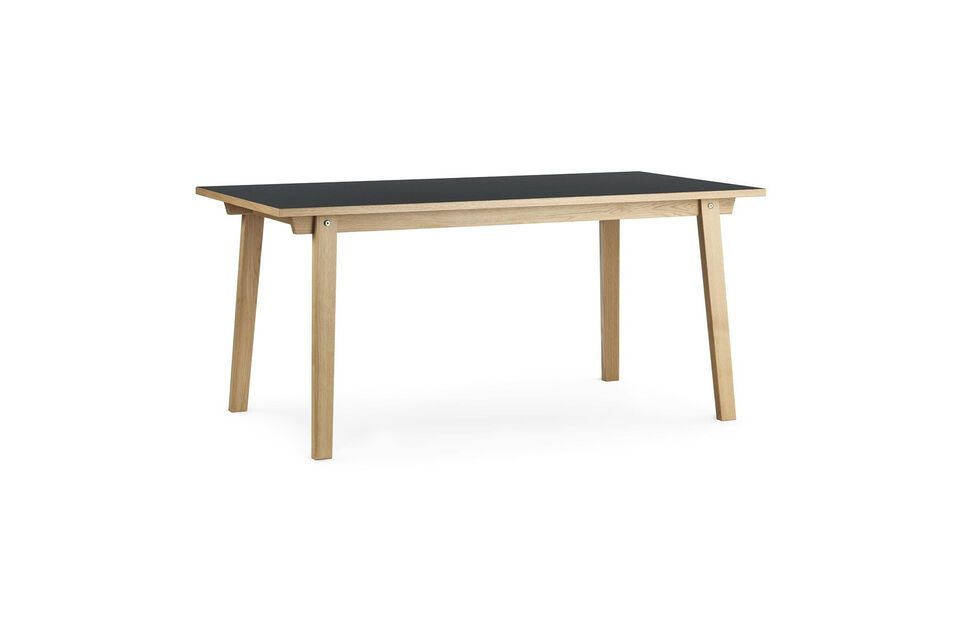 La mesa de comedor de madera negra Slice es un modelo clásico que se adapta a todos los estilos de