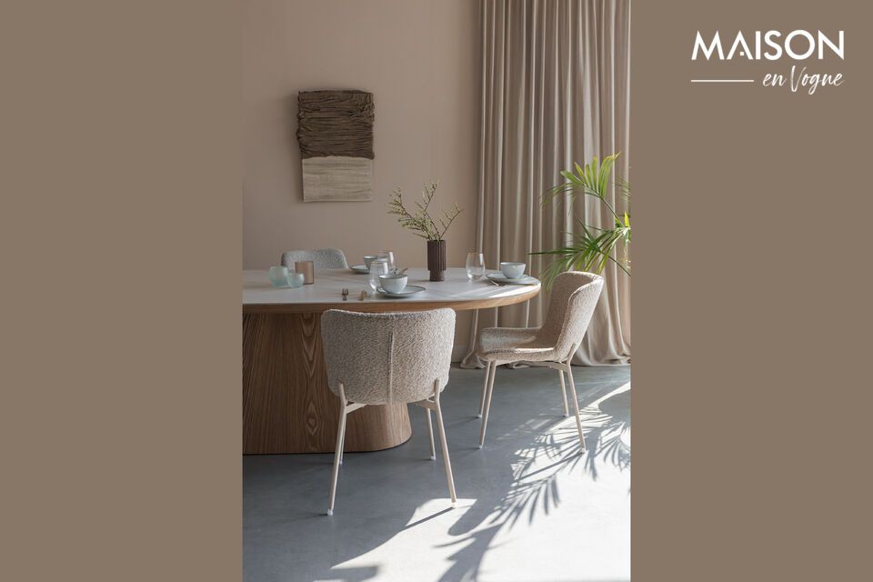 De 200 x 90 cm, la mesa de comedor ovalada Almira es un mueble práctico y acogedor