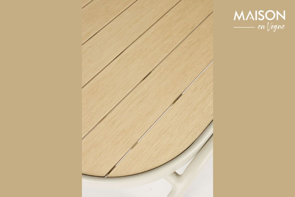 Su cálido y delicado color beige se funde armoniosamente con la suave luz del día