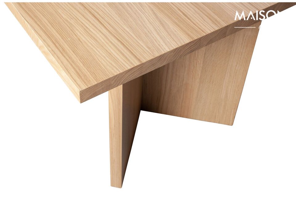 La mesa está acabada con un barniz transparente mate para proteger la madera de las manchas