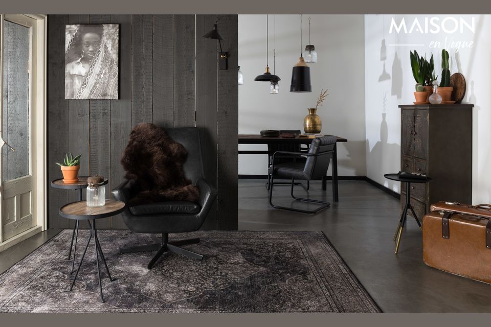El encanto de la madera combinado con el metal negro para esta hermosa mesa natural con tendencia
