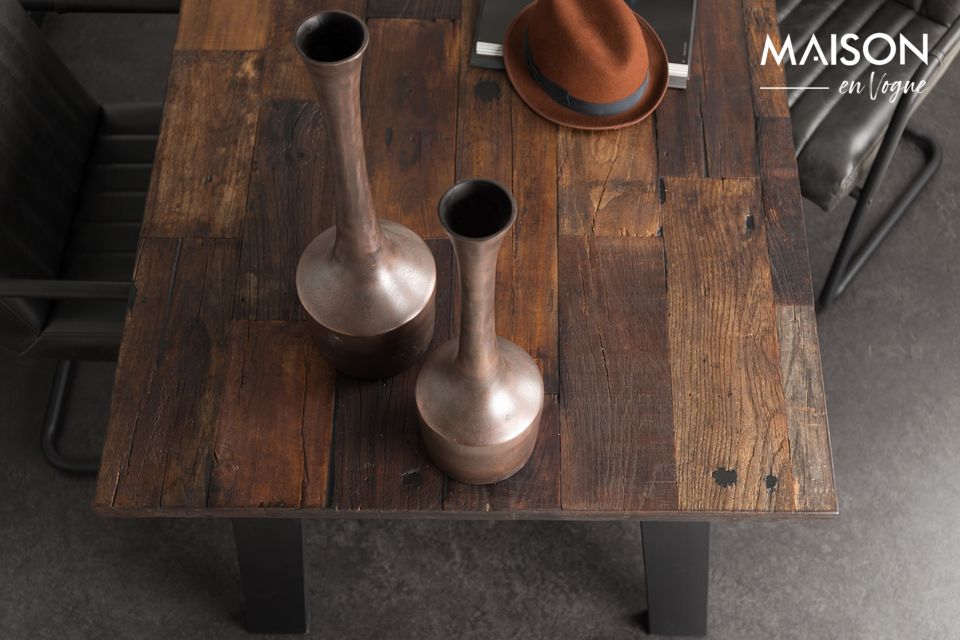 De hecho, la tapa de la mesa está hecha de madera de olmo reciclada, recuperada de casas antiguas