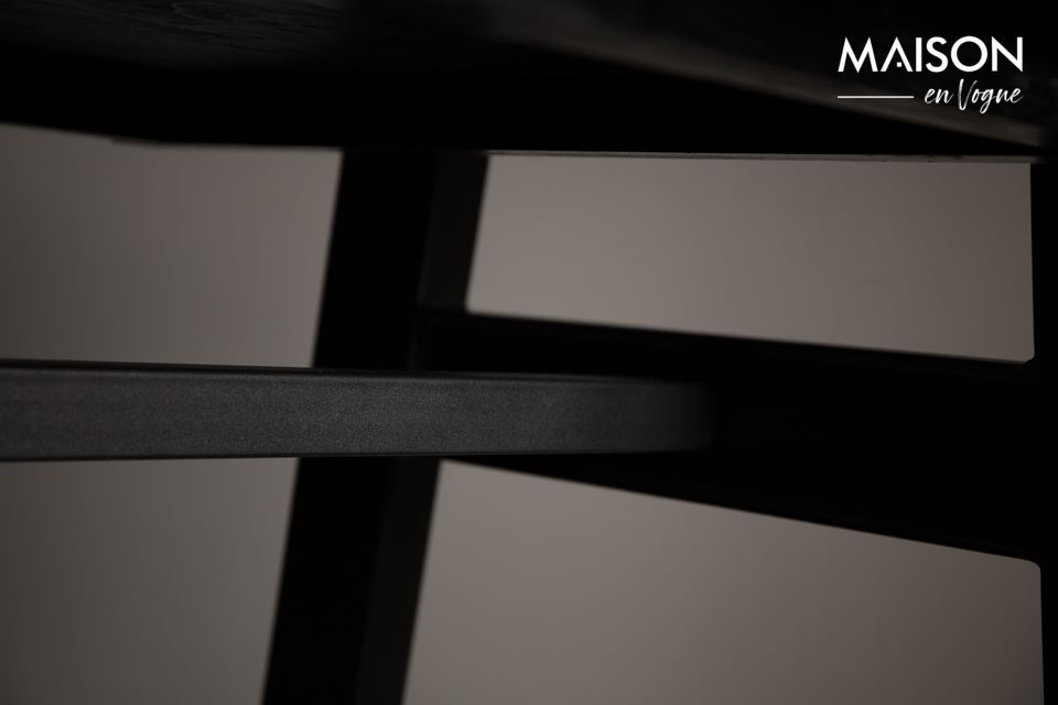 El tablero de la mesa está colocado sobre un marco de metal negro