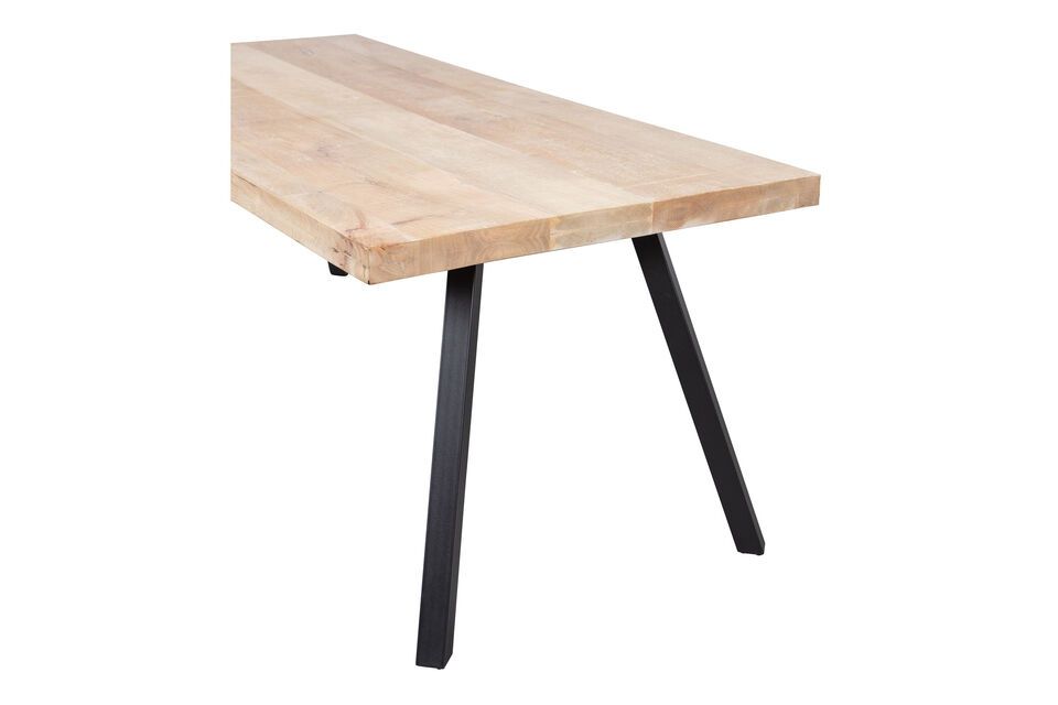 Añada esta mesa de madera de mango a su hogar para conseguir un mueble llamativo que durará años