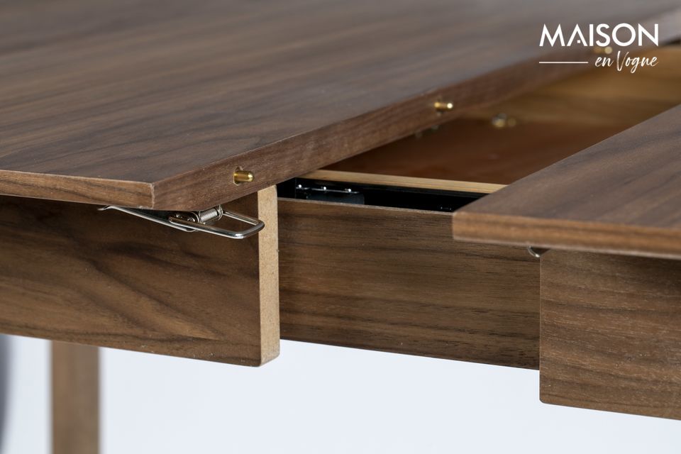 La mesa de madera marrón Glimps es extensible y tiene capacidad para entre seis y diez personas