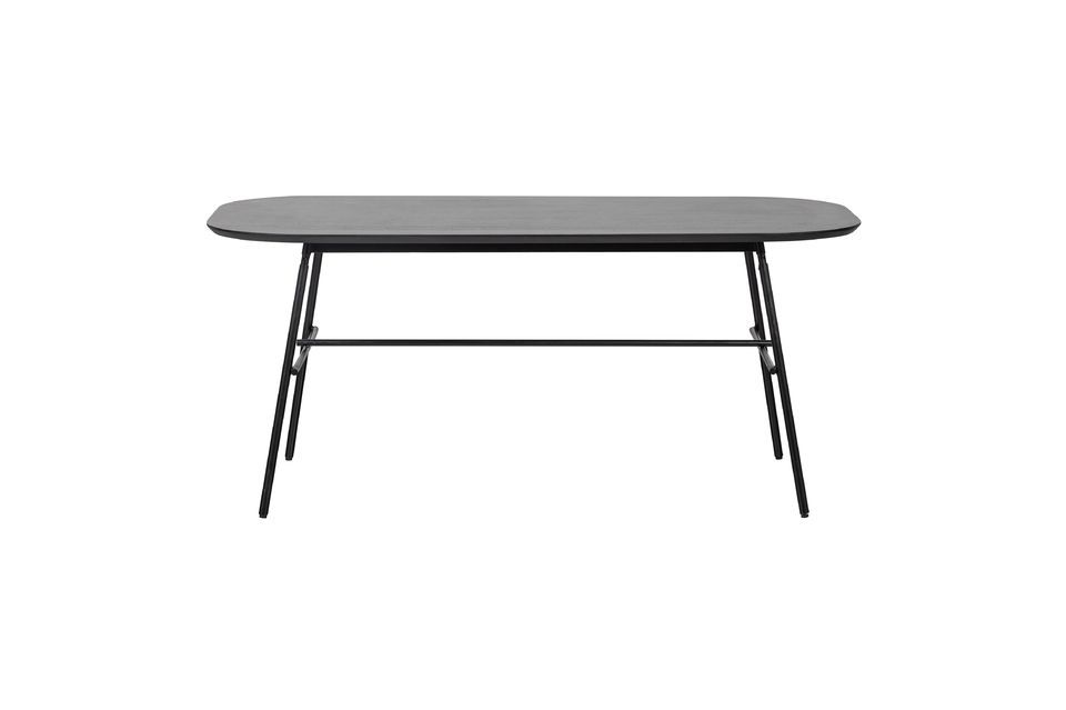 Esta esbelta mesa de comedor de la marca holandesa VTwonen tiene un tamaño generoso con un diseño