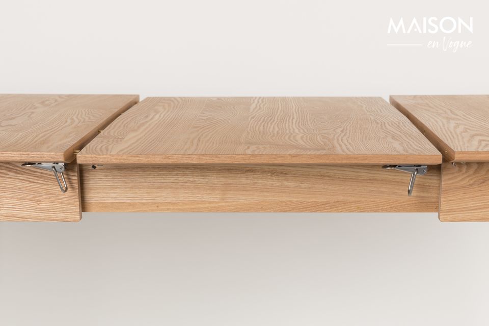 Su elegante diseño conserva la nobleza de la madera y la suaviza con patas de mesa de extremos