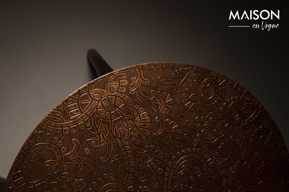 Los diseños siguen así el movimiento circular del tablero de la mesa en un estilo muy elegante