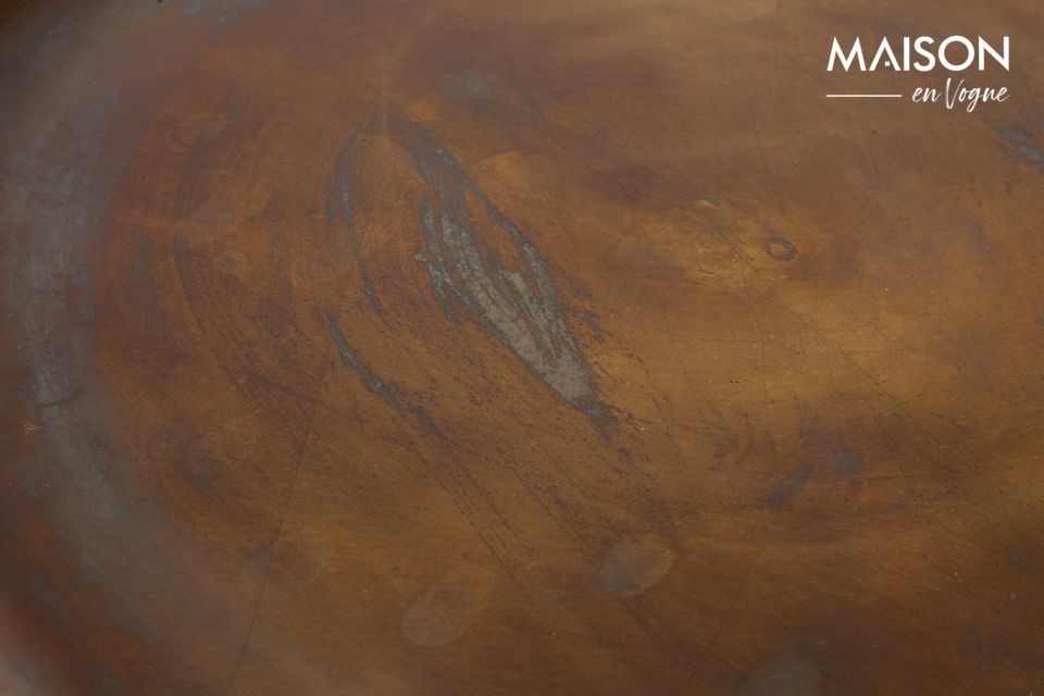 Cubierto en su totalidad por un tono de cobre escarchado