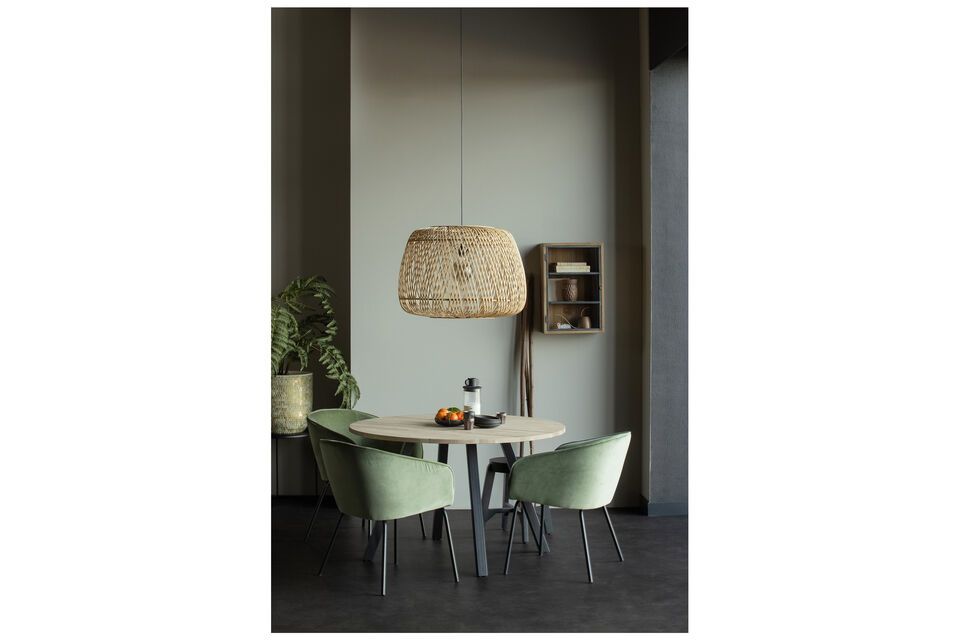 La mesa Tablo de roble macizo es una elección perfecta para los amantes del diseño minimalista y