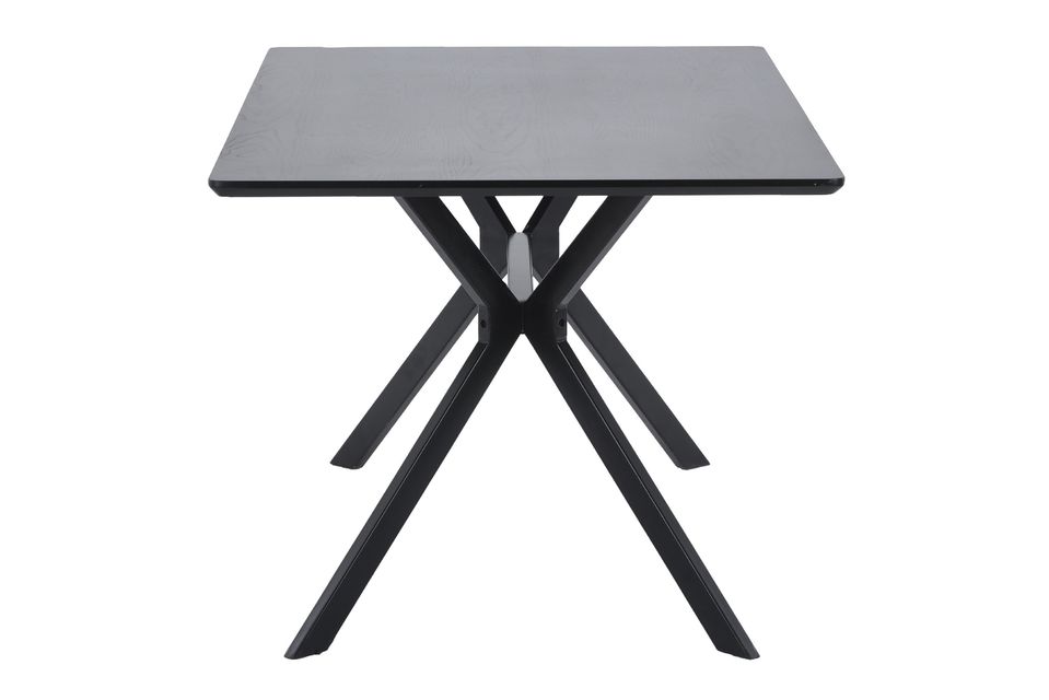 Tiene forma rectangular y está diseñada para utilizarse como mesa de comedor