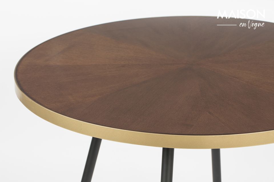 Una mesa muy bonita, hecha de madera lacada con detalles dorados