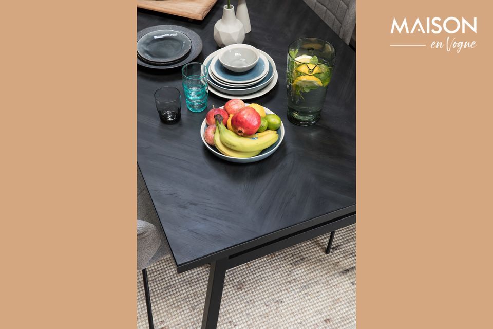 Una mesa moderna con líneas limpias