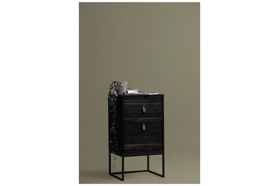 La mesita de noche Zola negra es un mueble moderno en metal y madera de pino
