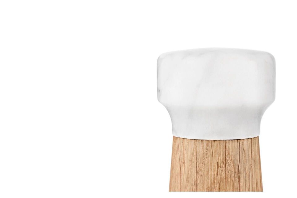 El molinillo de sal Craft de roble y mármol es uno de esos utensilios de cocina de lujo que da