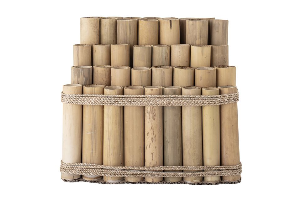 La decoración Koko de Bloomingville es un original arreglo de varias cañas de bambú y sisal en