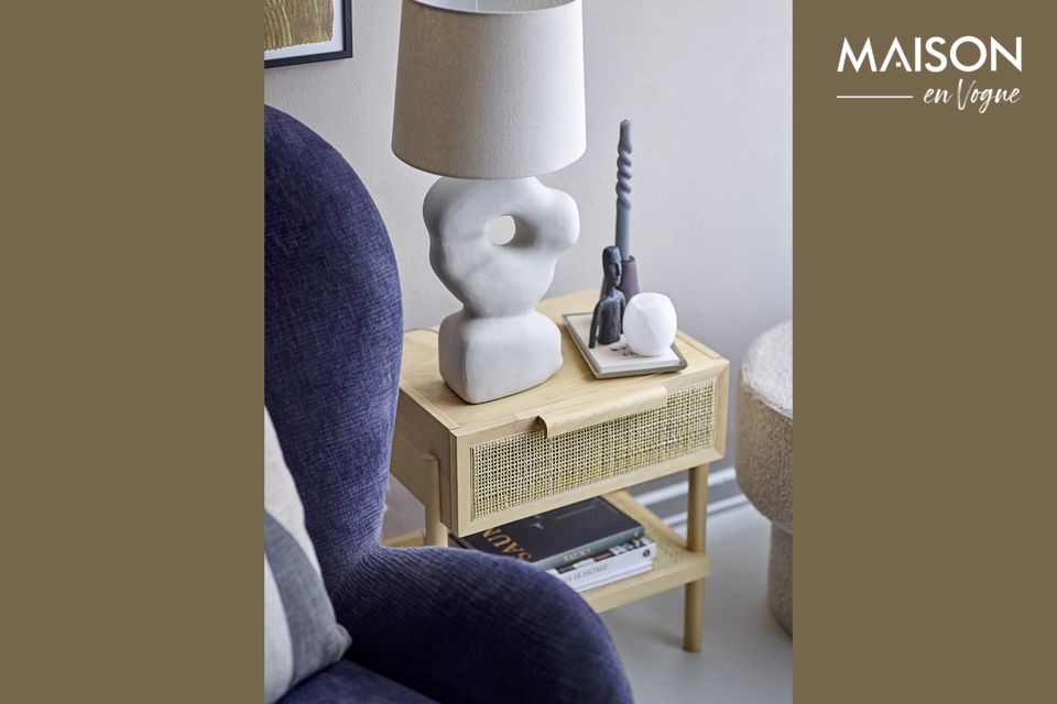 El reposapiés Raymon de Bloomingville es un mueble muy versátil con una original forma de corcho