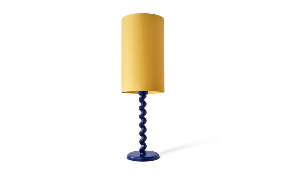 El pie de lámpara Twister en azul oscuro combina a la perfección con la mesa auxiliar Twister