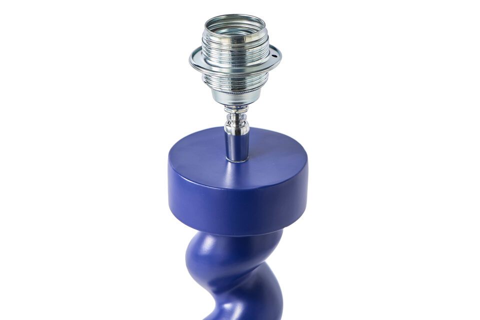 La base de la lámpara Twister está fabricada en aluminio con recubrimiento en polvo y cuenta con