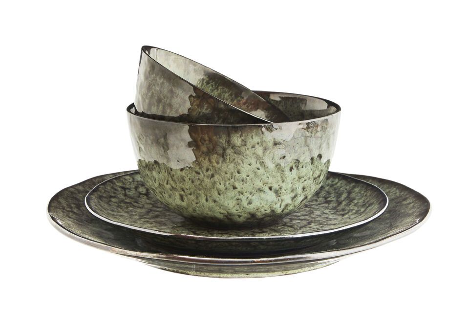 Fabricado con un material noble como el gres, este plato de cerámica verde es todo un reclamo