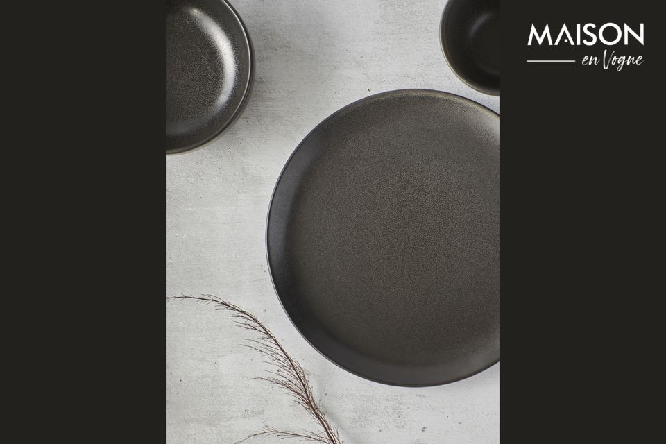 La elegancia del gris oscuro viste el plato de Mirha Granit