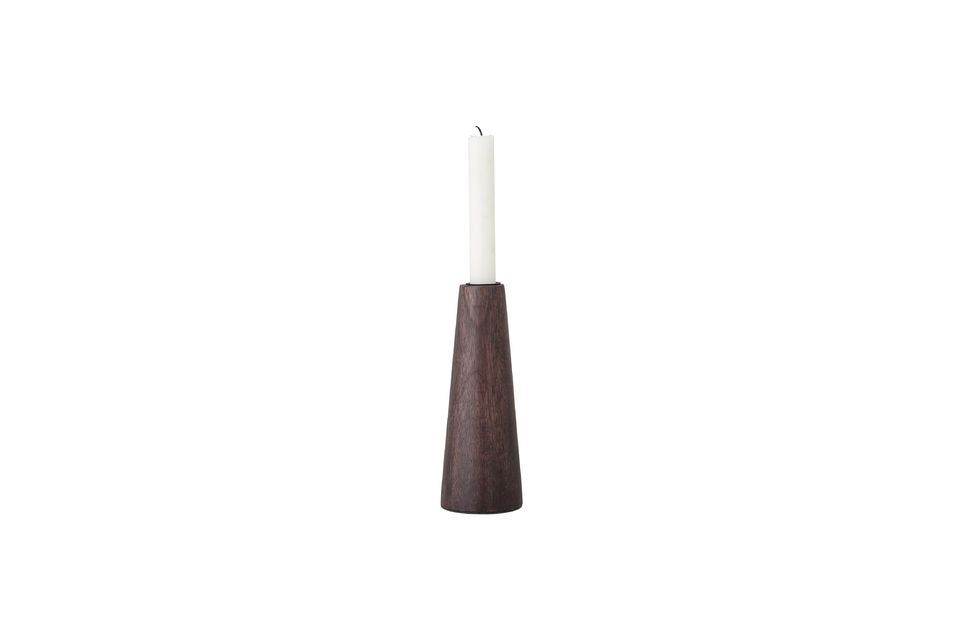 El candelabro Gregor de Bloomingville tiene una forma cónica clásica y está hecho de madera de