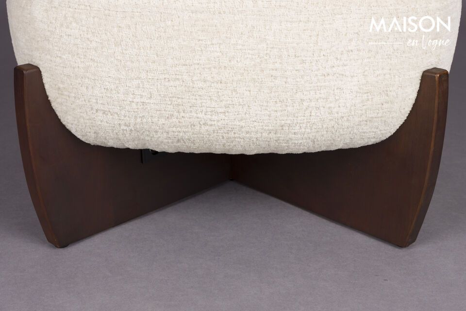 El puf Emilius de tela beige evoca un descanso acogedor en un mundo a la vez contemporáneo y