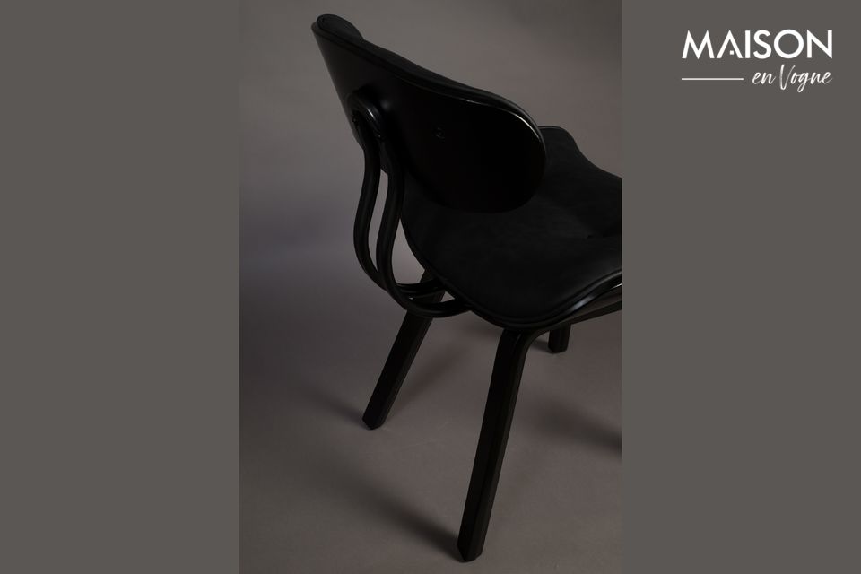 Inspirada en los años 50, esta silla tiene un asiento en forma de silla de montar