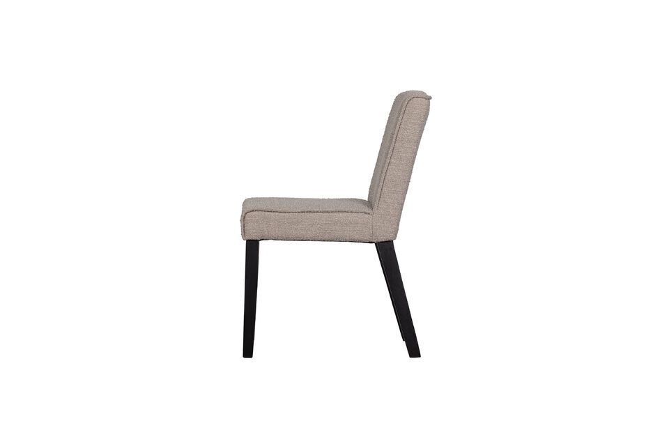 Esta silla moderna y robusta está tapizada en un moderno tejido de bucle con una clasificación