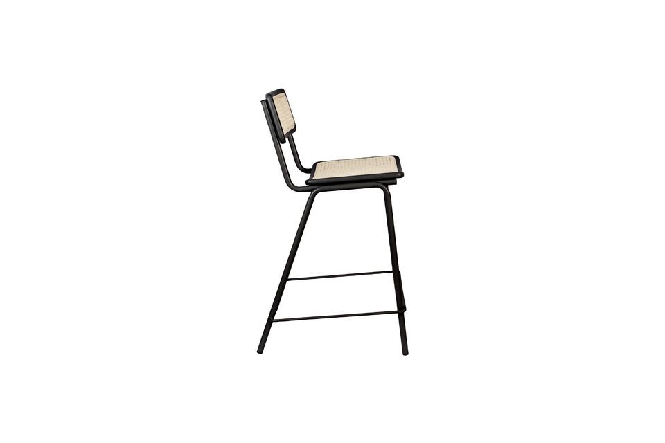 Con una robusta estructura de metal y un asiento de ratán finamente tejido