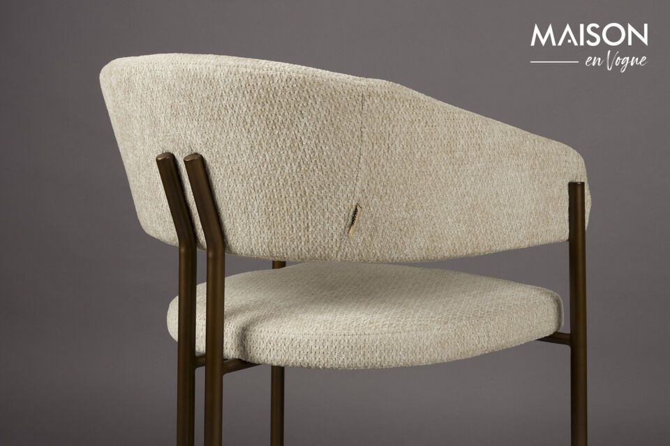 La silla Naida de madera contrachapada de eucalipto beige encarna una sutil mezcla de funcionalidad