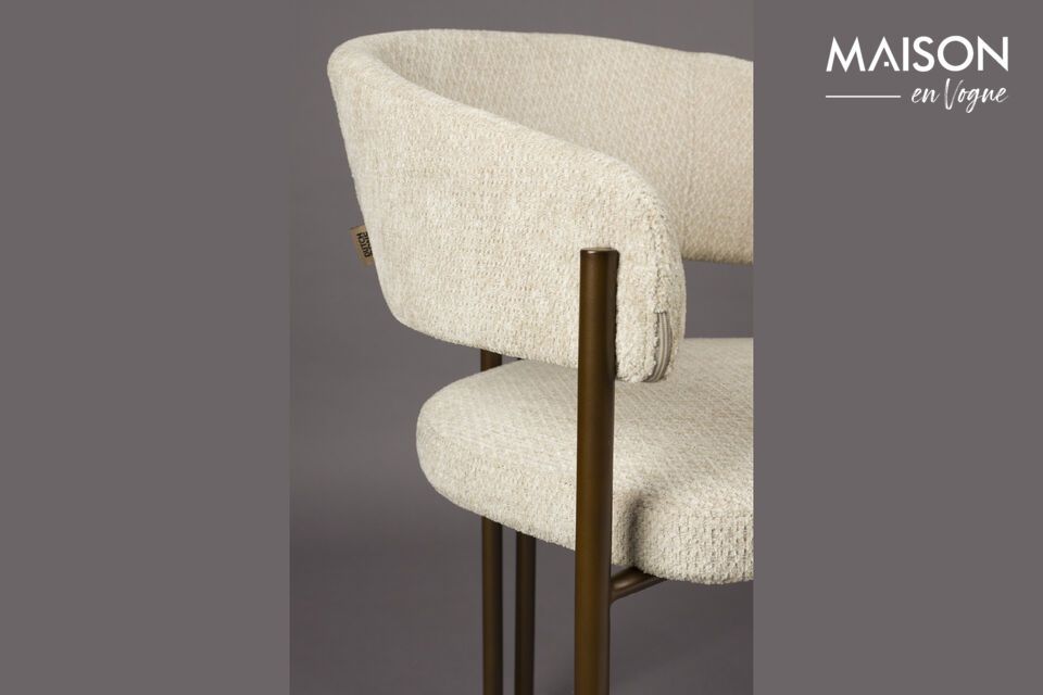 Imagínese esta silla rodeada de una mesa de madera en bruto