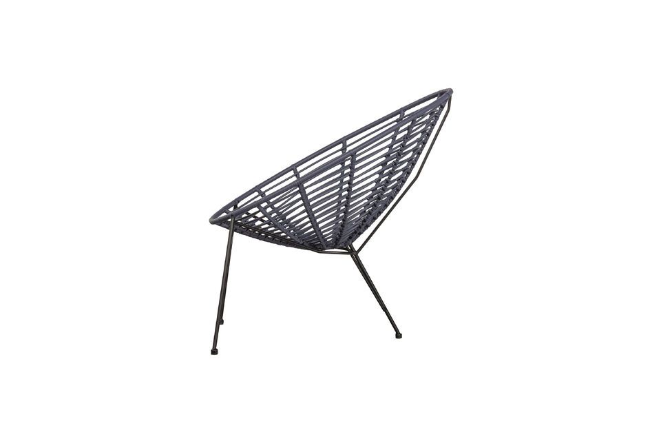 Con su acabado en PE azul, esta silla es una pieza única para su jardín o terraza