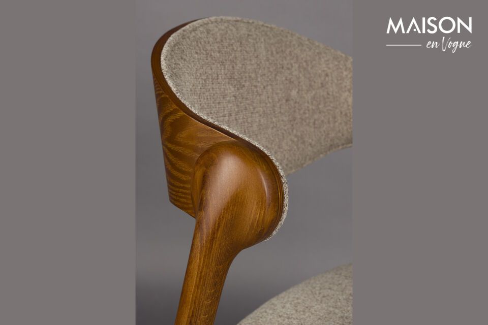 Imagínatelo colocado alrededor de una mesa de madera inacabada