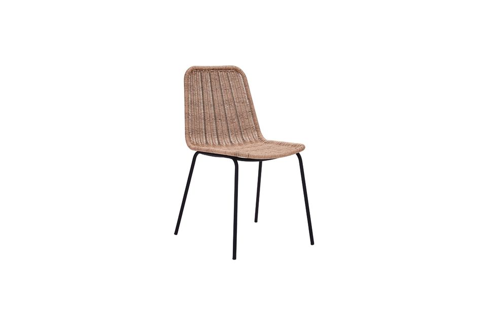 Esta elegante silla combina un asiento de mimbre beige con patas de hierro rectas para conseguir un