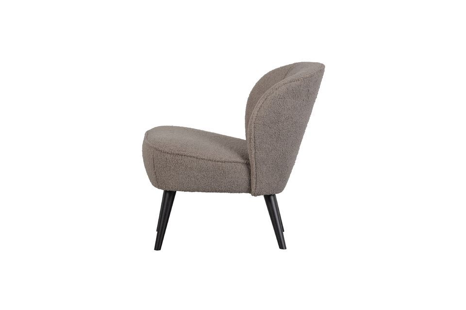 Como parte de la colección Sara, tiene un asiento de 50 cm con un tapizado suntuosamente suave