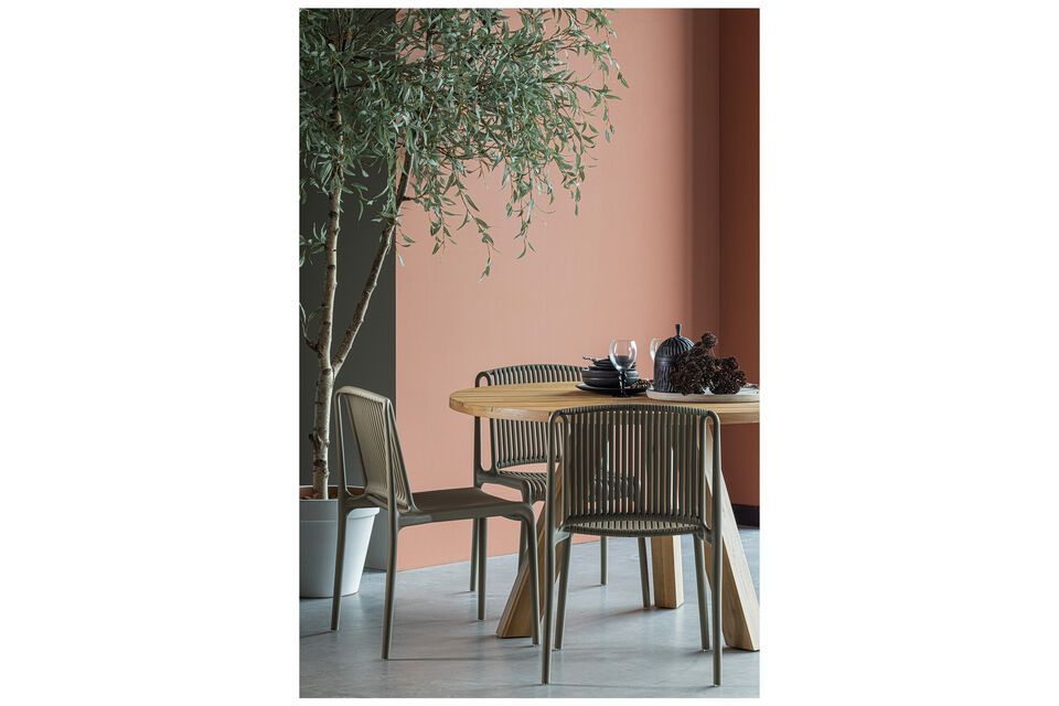 ¿Busca una silla de comedor práctica y elegante para interiores y exteriores? No busques más: