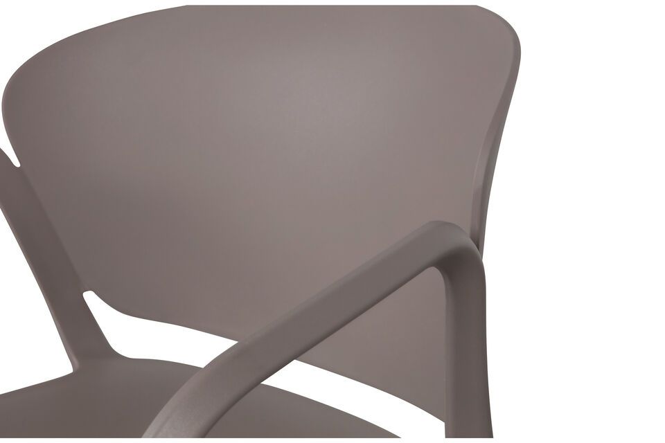 Esta silla de comedor sintética es fácil de limpiar con un paño limpio ligeramente humedecido y