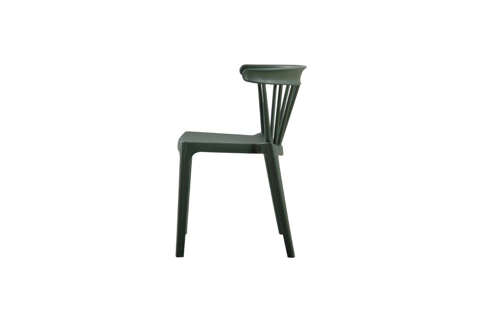El diseño de la silla de plástico verde Bliss recuerda a la antigua silla de bar de madera del