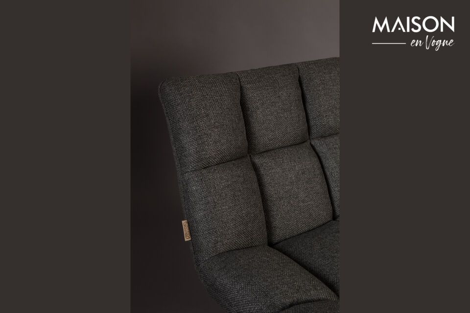 Los gruesos cojines de este sillón ofrecen un asiento muy cómodo