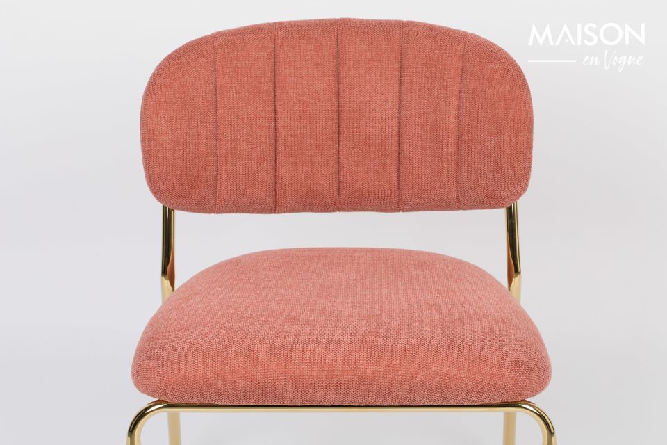 White label living propone un elegante sillón rosa sobre patas doradas para un toque contemporáneo