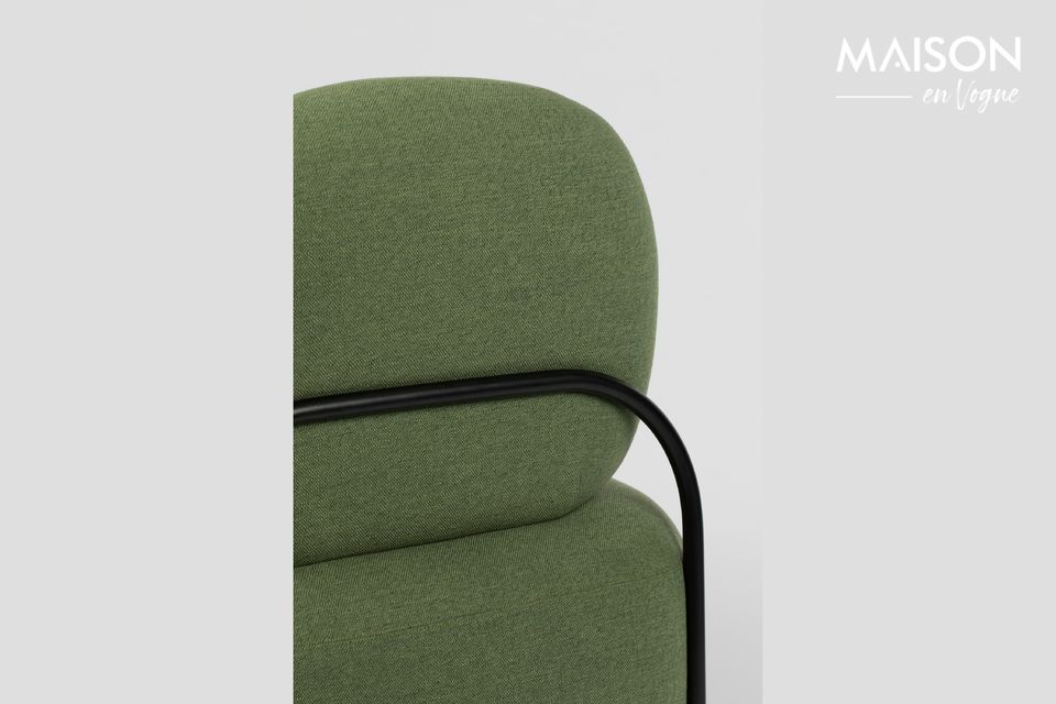 Con su increíblemente generoso asiento, el sillón verde Polly promete una comodidad incomparable