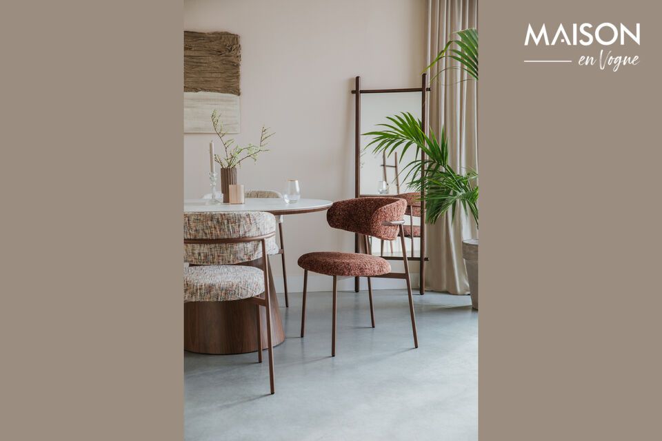 La silla de tela beige Claes evoca la cordialidad de un comedor moderno y acogedor