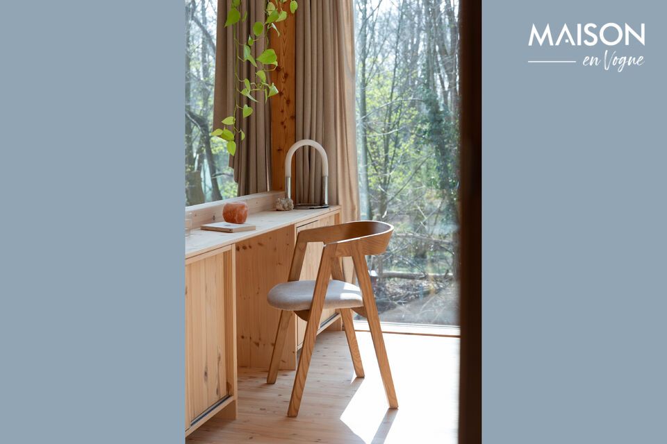 La silla de poliéster beige Mads evoca un ambiente cálido y acogedor