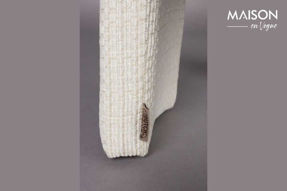 Imagine estas sillas dispuestas alrededor de una mesa de madera maciza