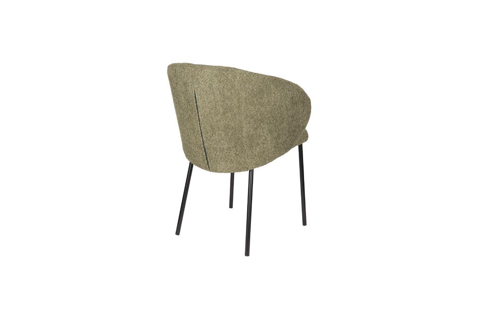El aspecto ligero y refinado de la silla es un complemento perfecto para elementos naturales como