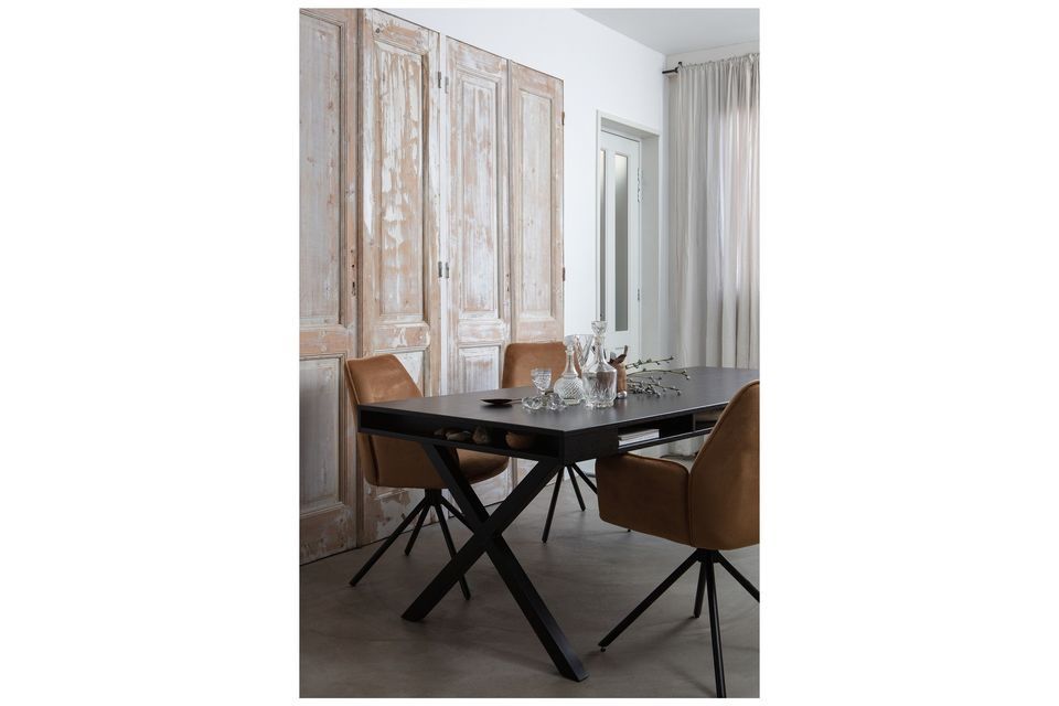 Silla de terciopelo ámbar caramelo, elegancia y comodidad